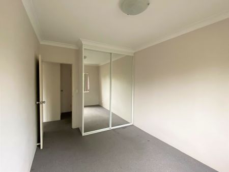 Spacious 2 Bedroom Apartment with lock up garage! - Photo 4