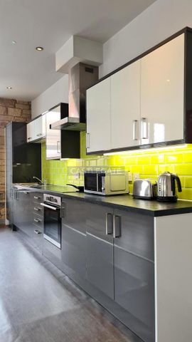 1 bedroom in a flat share to rent - Photo 2