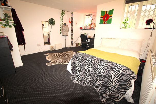 4 Bed - 5A Chestnut Avenue, Hyde Park, Leeds - LS6 1AZ - Student - Photo 1