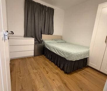Room in a Shared Flat, Dersingham Avenue, E12 - Photo 6