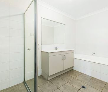 SPACIOUS FAMILY HOME IN QUIET STREET - Photo 1