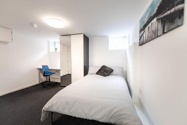 8 bedroom retirement property to rent - Photo 1