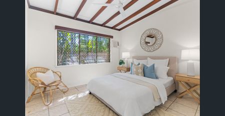 Hop skip and jump from the beach! - Photo 2