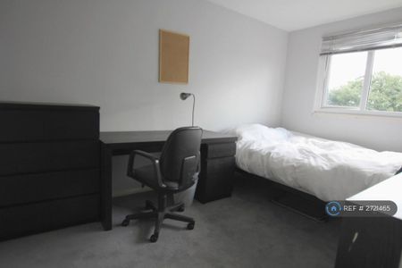 1 bedroom in a house share to rent - Photo 3