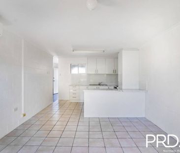 Modern 2-Bedroom Unit with Private Courtyard & Off-Street Parking - Photo 4