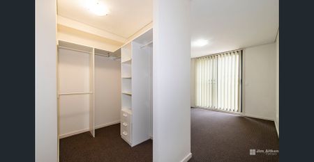 Beautiful Three Bedroom Apartment In The Icon building - Photo 5