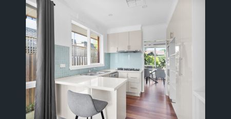 Renovated Family Home in Prime Mount Waverley Location! - Photo 5