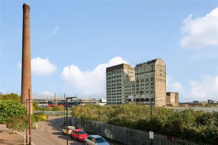 2 bedroom flat in Evelyn Road - Photo 3