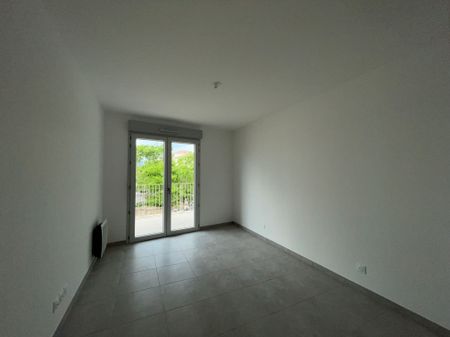 Appartement 3 pièces 64m2 MARSEILLE 9EME 1 051 euros - Photo 2