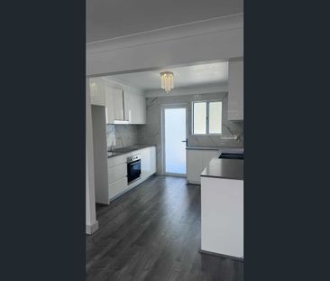 FOR LEASE – TWO SEPARATE HOMES IN ONE PROPERTY! - Photo 4