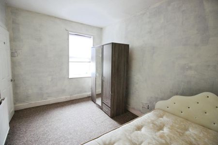 3 bedroom House To Let Total Size: 979 SQ FT - Photo 3