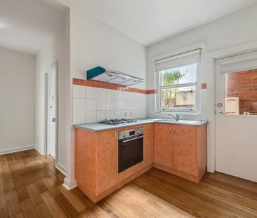 1 Bedroom Apartment with Bright Sunny Courtyard! - Photo 3