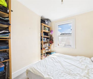 2 bedroom Flat in Queen Street, Berkshire - Photo 2