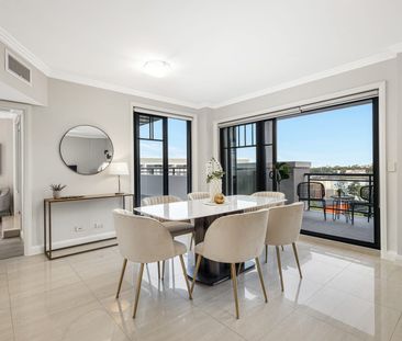 Whole floor sub-penthouse with panoramic water views - Photo 1