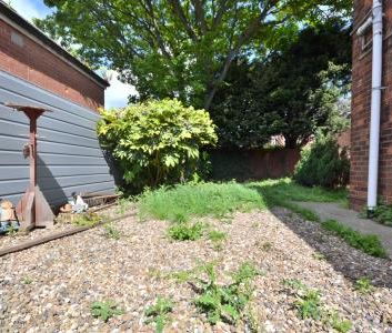 2 bedroom Semi-detached house To Let - Photo 2