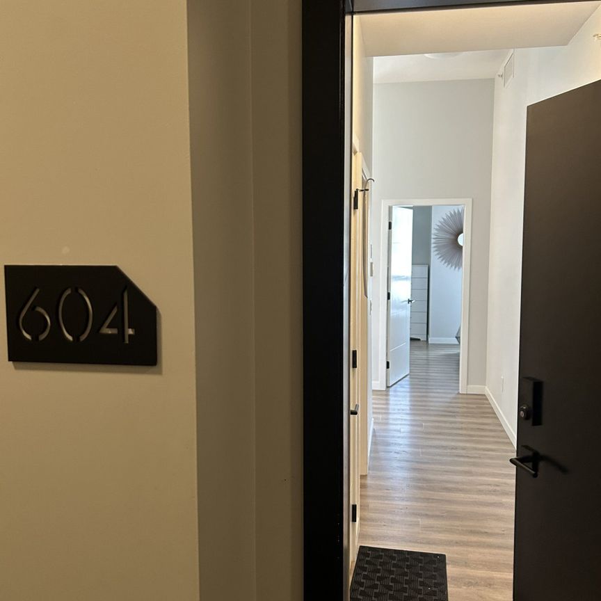 Wonderful Fully furnished 2bed, 1 bath downtown condo - Photo 1