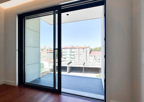 Apartamento T3 com Varanda, Box e Arrumos em Matosinhos Sul