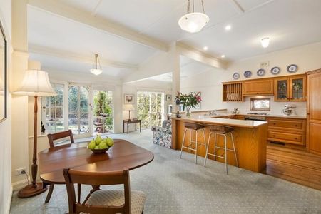 Charming Family Home in a Tranquil Cul-de-Sac - Photo 5