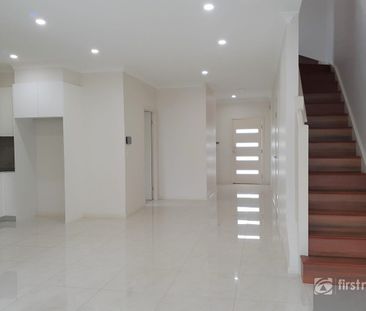 Beautiful Three Bedroom Townhouse - Girraween Public School Catchment! - Photo 1