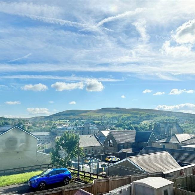 Croft Park, Glossop - Photo 1