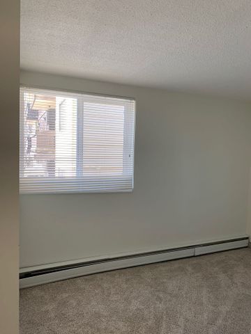 2 BDRM/1 BATH - 630 8TH ST E - Available DEC 1 - Photo 2