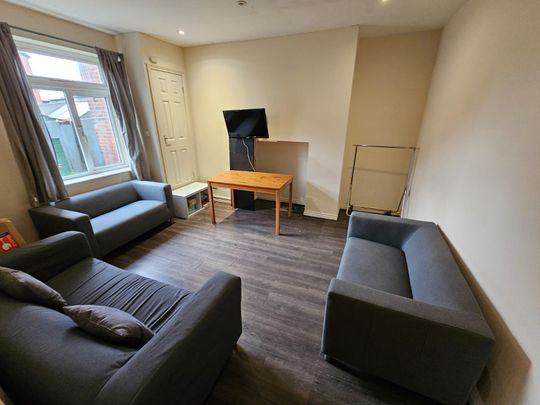 10 Bed - 131 Victoria Road, Hyde Park, Leeds - LS6 1DU - Student - Photo 1