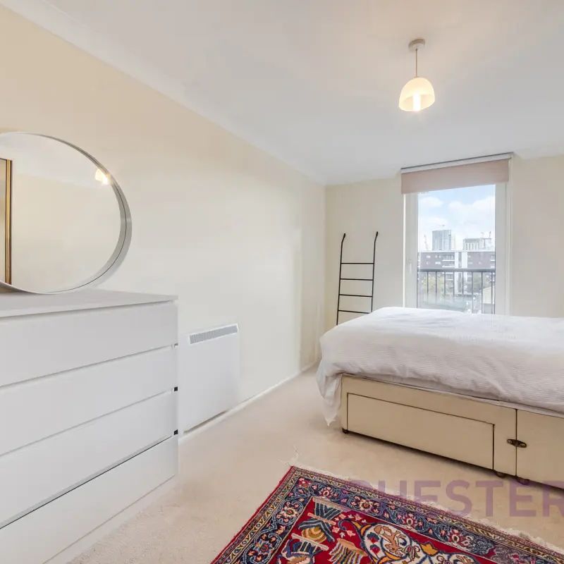 2 bedroom flat in London - Photo 1