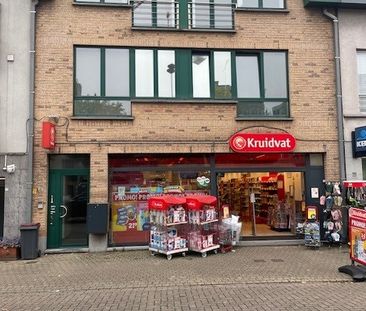 Leuk 2-slaapkamerappartement op de Grote Markt van Zelzate - Photo 1