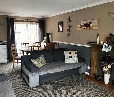 Fairfax Crescent, Aylesbury, HP20 - Photo 3