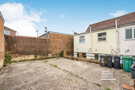 2 bedroom terraced house to rent - Photo 4