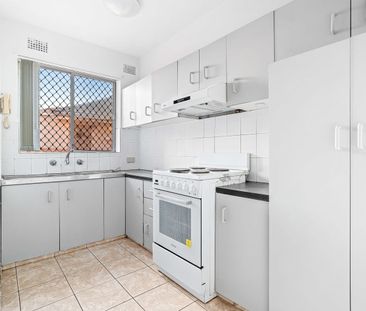 Two bedroom apartment in convenient location - Photo 4