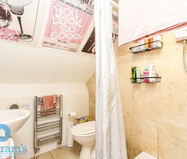 References Pending - 5 bed Detached House - Photo 2