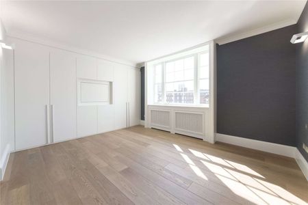 A stunning 2 bedroom 2 bathroom garden square apartment on the third floor of this beautiful conversion. - Photo 4