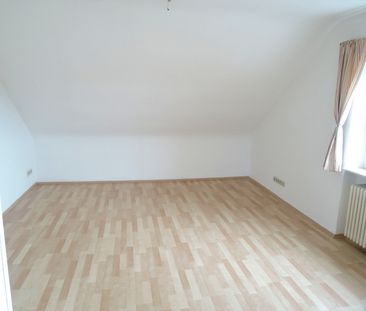 Helle, renovierte Dachgeschosswohnung mit Balkon und Garage in ruhi... - Photo 2