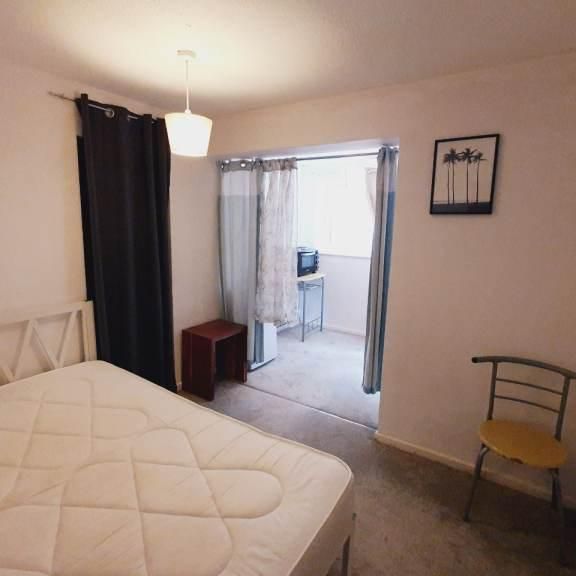 1 bedroom in a house share to rent - Photo 1