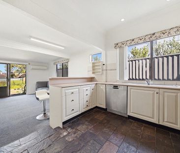 Spacious Family Home in a Quiet Street - Photo 3