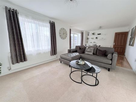 4 bedroom detached house to rent - Photo 3