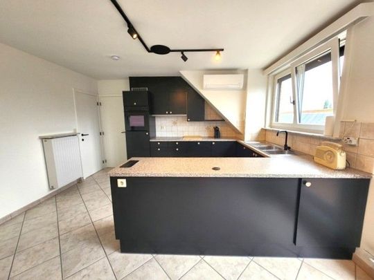 Gerenoveerd 1 slaapkamer appartement TE HUUR ZONDER SYNDICKOST op de markt van Wakken! - Photo 1