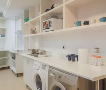 Room in a shared 18-bedroom apartment for rent in Argüelles, perfect for professionals and students - Photo 5