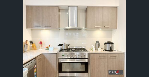 Master Room nearby station | HER Rooms at Williams Landing - Photo 1