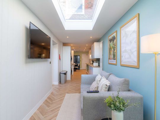 LUXURIOUS, BRAND NEW, STYLISH DOUBLE ROOM WITH EN-SUITE NOW AVAILABLE! Room 3 - Photo 1