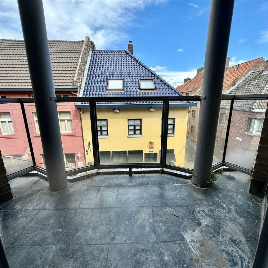 Gerenoveerd 2-slaapkamer appartement met terrasje op een toplocatie nabij de Markt van Maaseik. - Photo 1