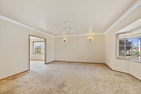 Spacious Family Home with Beautiful Outlook - Photo 3