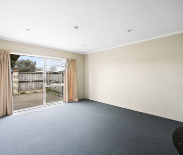 Tidy Two Bedroom In Central Locale - Photo 2