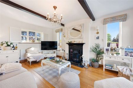 Enchanting country cottage with lovely 1/3 acre gardens and rural views on the edge of the village - Photo 2