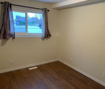 Amazing Find in Red Deer! 3 Bedrooms, 1 Bath!! - Photo 5