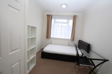 STUDENT Five Bedroom Maisonette – Surbiton (Tolworth Broadway, KT6) - Photo 4