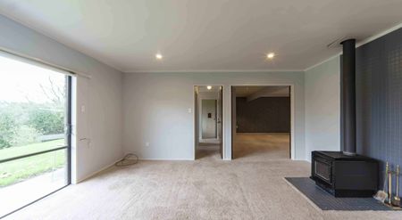 Spacious 6-Bedroom Home with Lifestyle Setting - Minutes from Hamilton Airport - Photo 4