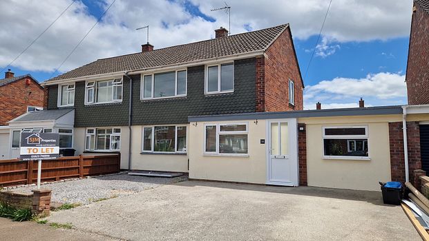 4 bed semi-detached house to rent in Horner Road Taunton - Photo 1