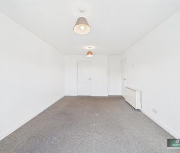 Brighton Road, Crawley - Photo 1